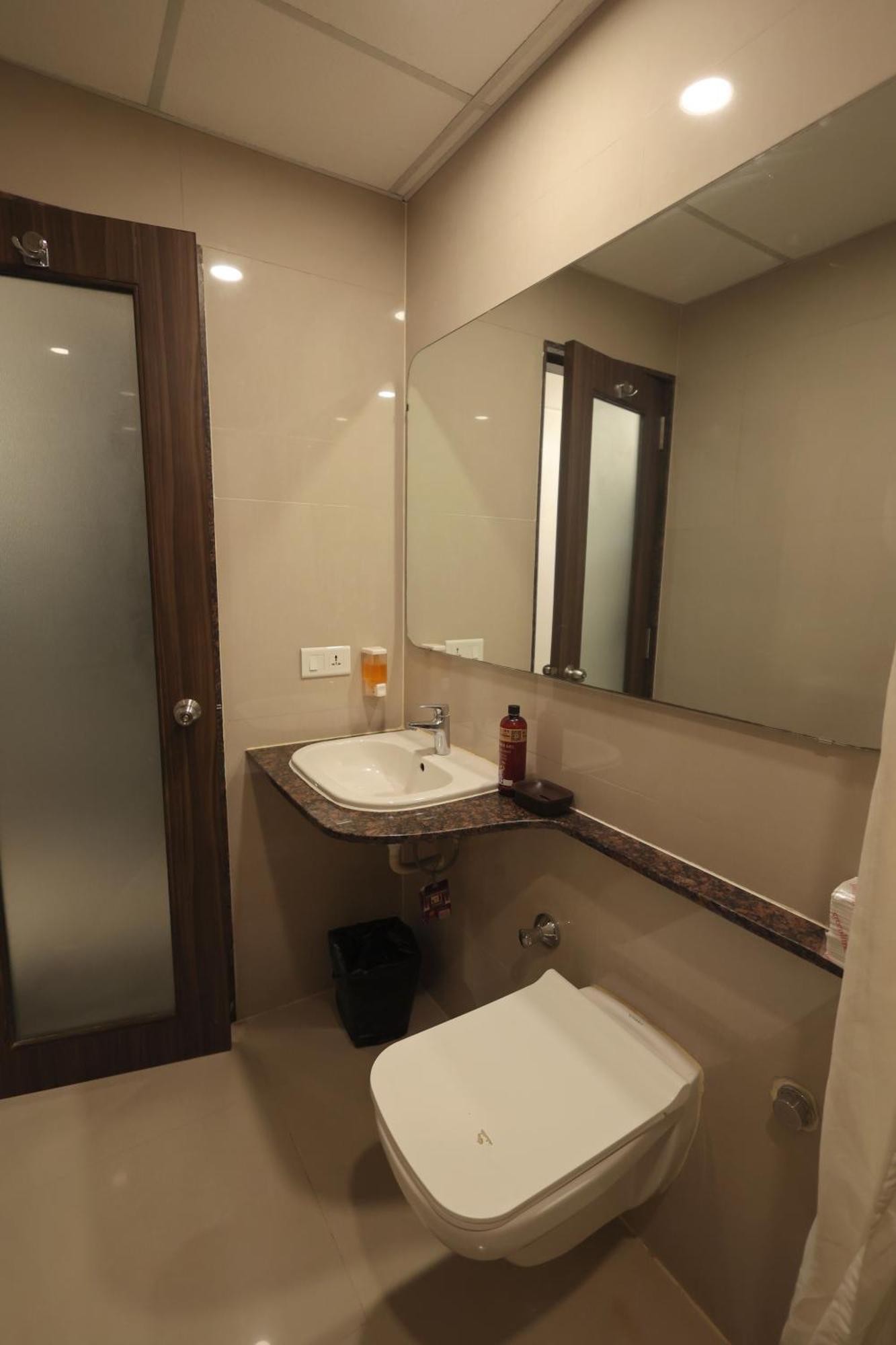 Hotel Vetro Inn Surat Exterior foto
