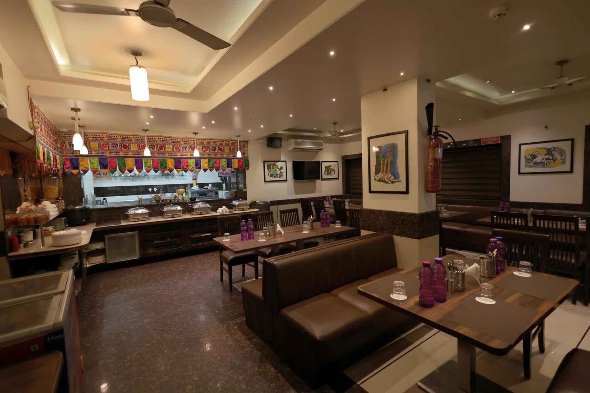 Hotel Vetro Inn Surat Exterior foto