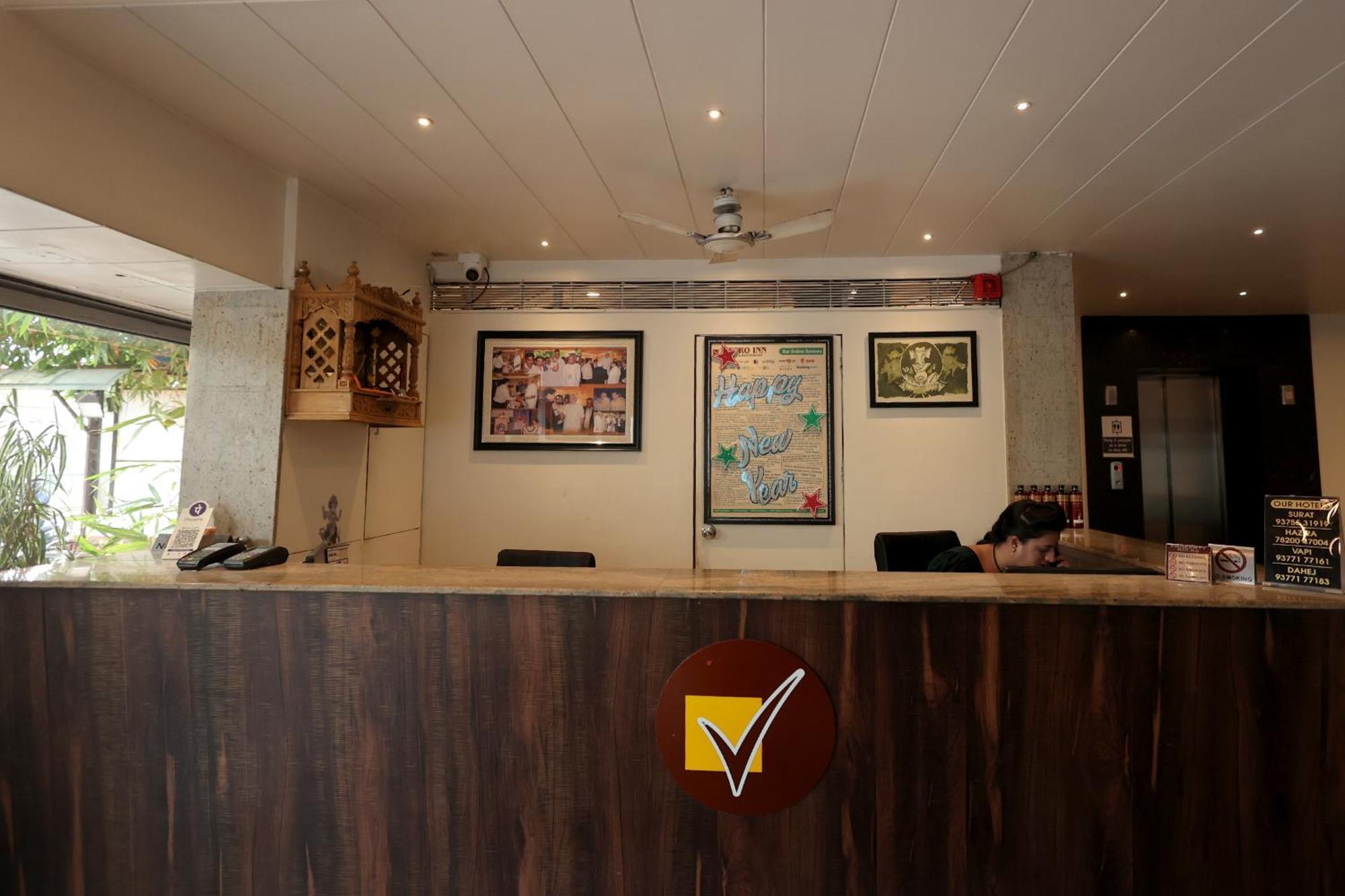 Hotel Vetro Inn Surat Exterior foto